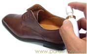レザーストレッチャースプレー（革靴を伸ばすスプレー）を靴内に噴射している革靴（ビジネスシューズ・紳士靴）