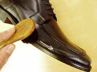 革靴の細かな部分のブラッシング