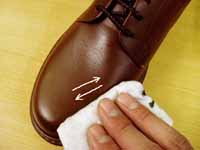 余分な靴クリームを拭き取り、磨き上げる