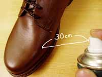 皮革用の溌水スプレーを靴全体に吹き付ける
