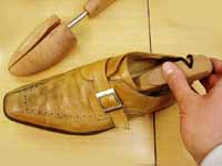 シュートリー（シューキーパー）をいれて、靴の形を整えます。