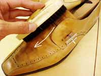 革靴のブラッシング