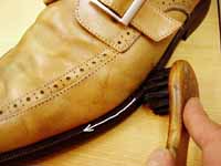 革靴の細かな部分のブラッシング
