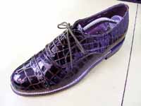 磨き終えたエナメルレザーの革靴