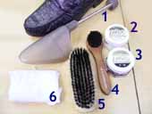1、シューツリーまたはシューキーパー 2、靴ブラシ 3、小ブラシ 4、靴クリーム（黒）またはデリケートクリーム 5、KIWIシューポリッシュ（黒） 6、靴クリームを塗る布