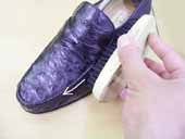 オーストリッチレザー（ダチョウ革）の革靴をブラッシング