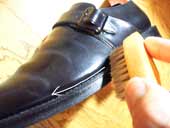 コードバンレザーの革靴の細かい箇所のブラッシング
