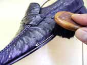 オーストリッチレザー（ダチョウ革）の革靴の細かい箇所のブラッシング