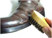 オイルレザー（オイルド仕上げ革）の革靴の細かい箇所のブラッシング
