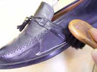 カンガルーレザーの革靴の細かい箇所のブラッシング
