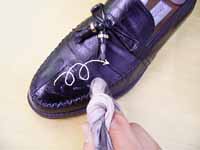 カンガルーレザーの革靴にデリケートクリームを塗る