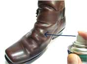オイルレザー（オイルド仕上げ革）のブーツに撥水スプレーを吹きかける
