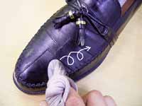 カンガルーレザーの革靴に靴クリームを塗る
