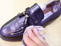 カンガルーレザーの革靴を拭き上げる