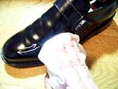 コードバンレザーの革靴を磨き上げる