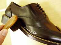 合成皮革（合皮）の靴の細かい箇所のブラッシング