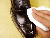 合成皮革（合皮）の靴をタオルで拭く