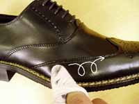 合成皮革（合皮）の靴に靴クリーナーを塗る