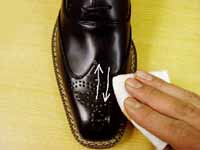 合成皮革（合皮）の靴を磨き上げる