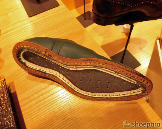 すくい縫い（リブ、甲革、ウェルトの通し縫い）が終わった状態のグッドイヤーウェルト製法の紳士靴のアッパー 