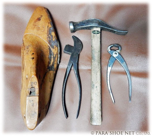 注文靴（誂えオーダーシューズ）の製造（靴づくり）に使用された木型、ワニ（ピンサー）、靴用ハンマー、釘抜き