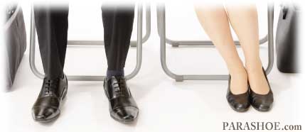 就職活動（就活）の会社での面接での足元－男性の黒の革靴（メンズ紳士靴）と女性の黒のパンプス（レディース婦人靴）