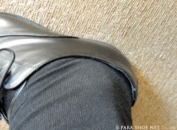 足の踵が、革靴後部（かかと）に隙間なくしっかり密着している状態