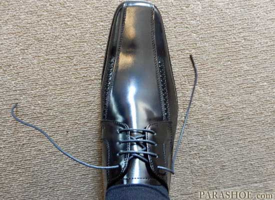 外羽根式の紳士靴（革靴・ビジネスシューズ）の羽根の開き具合（閉まり具合）紐を締めた状態