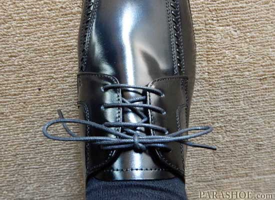 外羽根式の紳士靴（革靴・ビジネスシューズ）の羽根の開き具合（閉まり具合）紐を結んだ状態