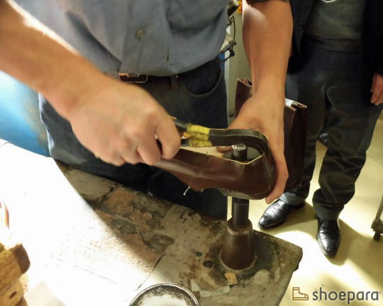 革靴製造時の職人が釣り込みを行う作業工程の様子