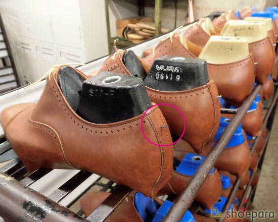 グッドイヤーウェルト製法の革靴のタックホール