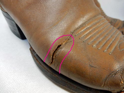 トニーラマ（Tony Lama）のブーツの甲革（アッパー）切れ部分の補修（革当て）方法