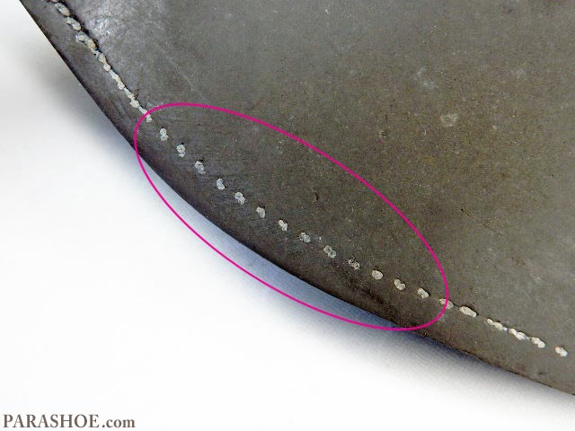 グッドイヤーウェルト式製法の底面（ソール側）の出し縫い糸（ステッチ）が切れてほつれている状態