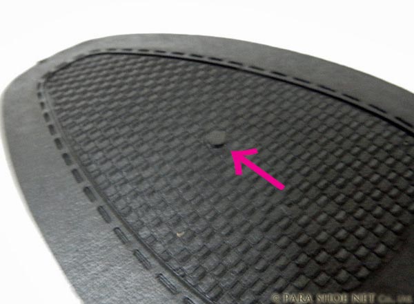 インジェクションモールド式製法の靴にあるソール中央部の丸状の突起