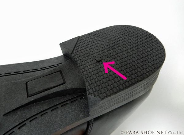 インジェクションモールド式製法の靴にあるソールのヒール中央部の丸状の突起