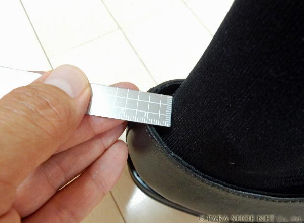 23.0cm（23cm）のメンズ（男性用）ドレスシューズ（革靴・ビジネスシューズ・紳士靴）を女性が履いた時の踵の余裕を計測する