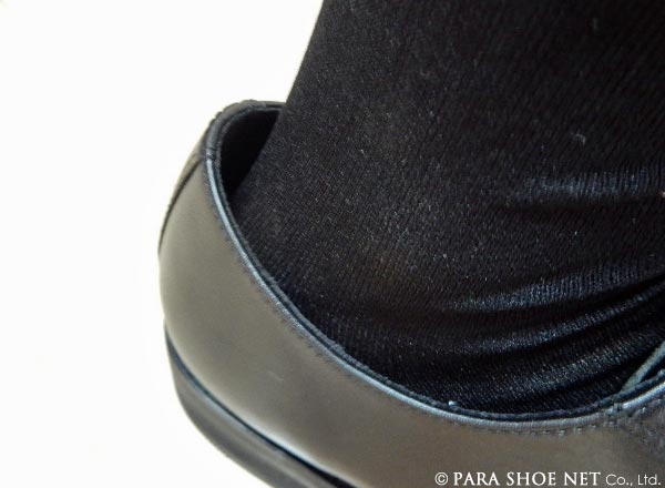 23.5cmのメンズ（男性用）ドレスシューズ（革靴・ビジネスシューズ・紳士靴）を女性が履いた時の踵の余裕（隙間）