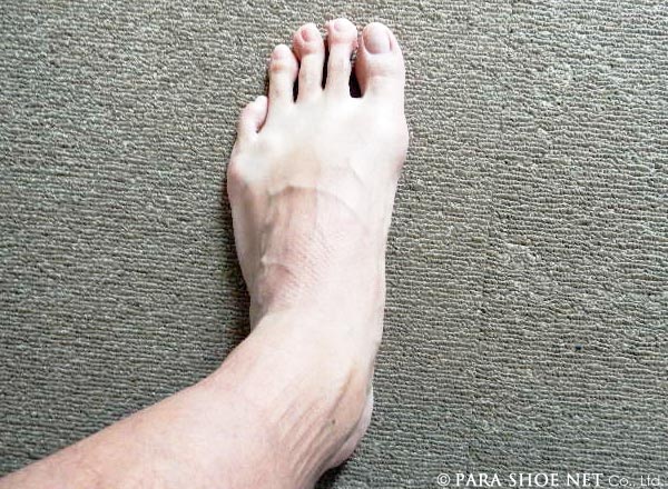 男性の左足素足
