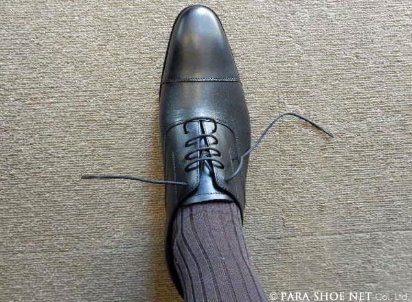 27.5cmの革靴（ビジネスシューズ・紳士靴）を履いた状態