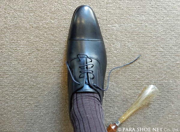 28.0cm（28cm）の革靴（ビジネスシューズ・紳士靴）を履いた状態