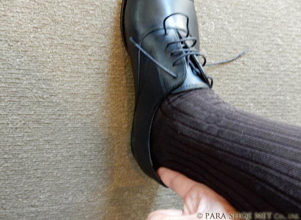 28.0cm（28cm）の革靴（ビジネスシューズ・紳士靴）を履いた時の踵の余裕（隙間）に人差し指が縦に一本入るか入らないか