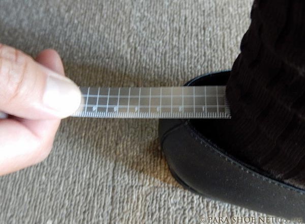 28.5cmの革靴（ビジネスシューズ・紳士靴）を履いた時の踵の余裕を計測すると2.0cmくらいの隙間