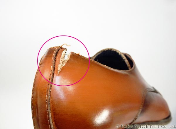 ドレスシューズ（革靴・ビジネスシューズ・紳士靴）の履き口（トップライン）の踵（かかと）の革切れ