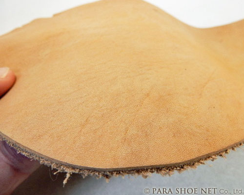タンニン鞣しで作られた茶色の革（牛革）の表面と断面