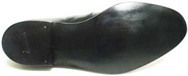レザーソール(革底)+縫い糸を隠す「伏せ縫い」+底面を黒く染める「カラス仕上げ」でのオールソール交換修理後