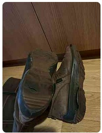 ECCO(エコー)レディースロングブーツの破れた底(ソール)