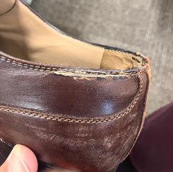 靴の履き口部分の革破れ部分の修理