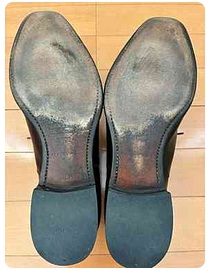 紳士靴(REGAL 01DR CD ブラック ストレートチップ)のレザーソール摩耗部分