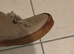 ブッテロのスウェードシューズのベタついたクレープソール